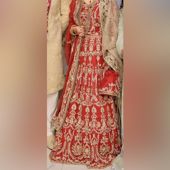 Pakistani/Indian Red lehnga choli bridal collection. Only wore once. - Picture 17 of 17